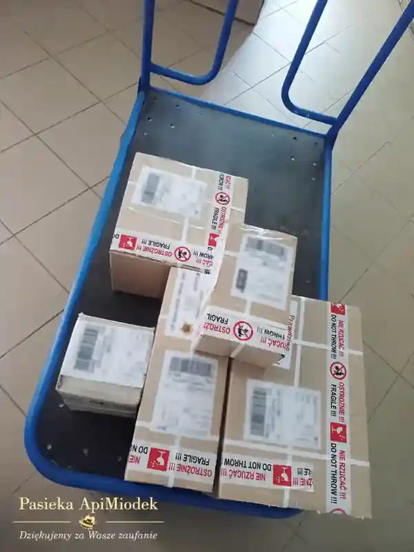 Paczki z miodami i produktami pszczelimi ApiMiodek