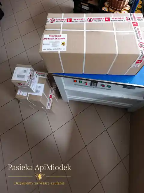 Paczki ApiMiodek przygotowane do wysyłki do klientów