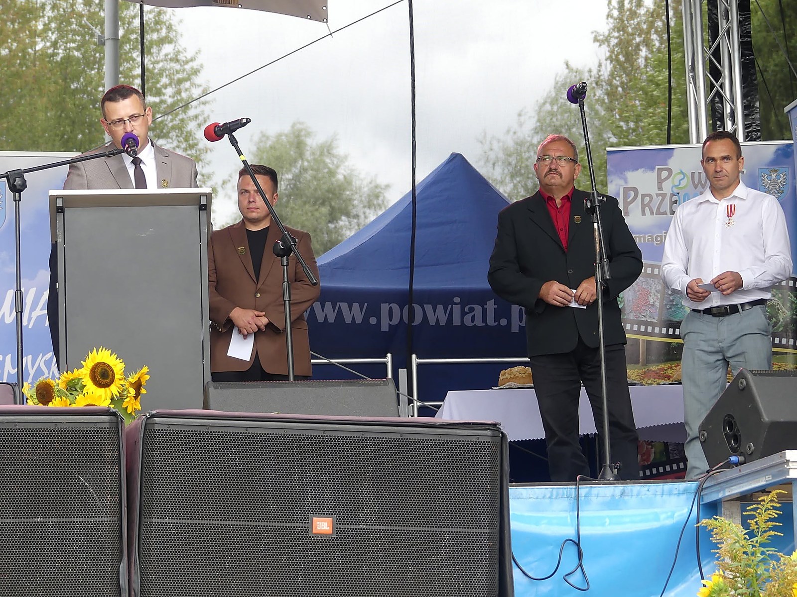 Piotr Gierula podczas wystąpienia na Dożynkach Powiatowych w Babicach