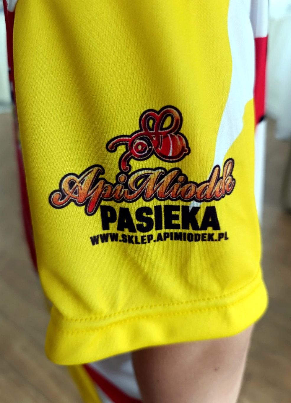 Logo Pasieki ApiMiodek na rękawie